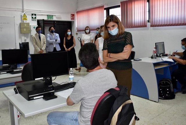 La consejera de Empleo, rocío Blanco, en su visita al Centro de Formacón Profesional para el Empleo de Linares