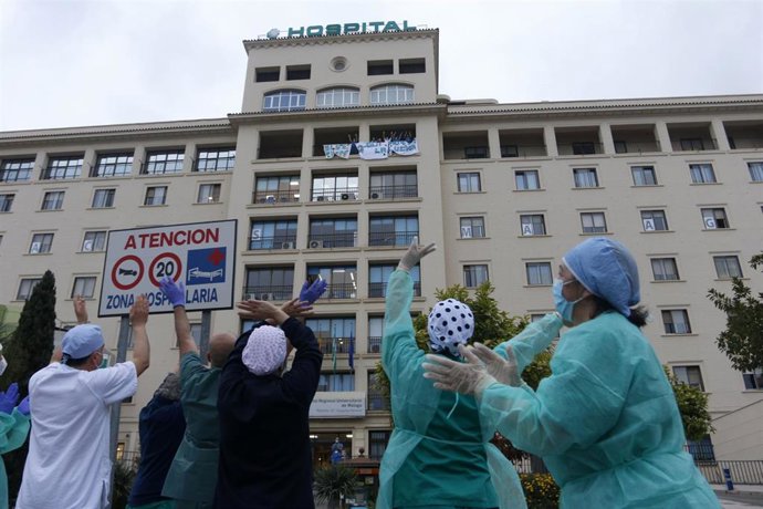 Aplauso a los sanitarios, en la puerta principal del Hospital Regional de Málaga. Málaga a 8 de abril 2020