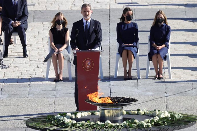 El Rey Felipe VI durante su intervención en el homenaje de Estado a las víctimas de la pandemia de coronavirus y a los colectivos que le han hecho frente en primera línea en el Patio de la Armería en Madrid este jueves, en el Palacio Real de Madrid