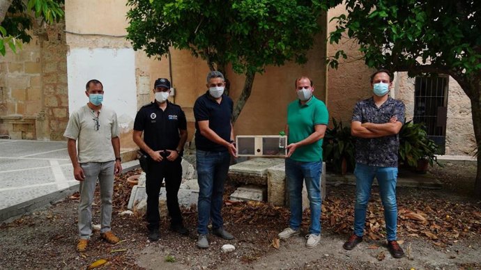 El conseller de Medio Ambiente, Miquel Mir, con una jaula con una serpiente