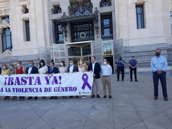 El portavoz de Vox en el Ayuntamiento, Javier Ortega Smith, separado de la pancarta contra la violencia de género que portan el alcalde, José Luis Martínez-Almeida, la vicealcaldesa de Madrid, el portavoz del PSOE, Pepu Hernández, entre otros.