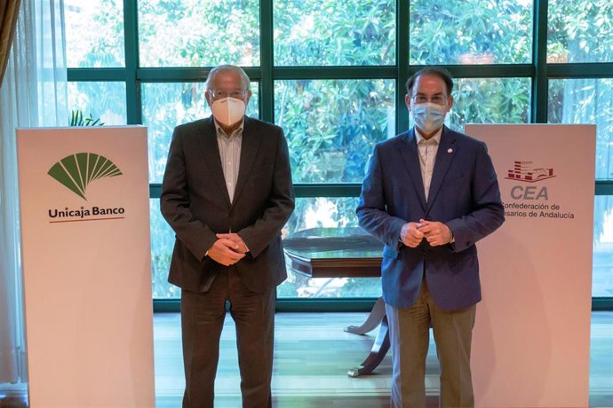 El presidente de Unicaja Banco, Manuel Azuaga, y el presidente de la CEA, Javier González de Lara, quienes este jueves han renovado un acuerdo con una línea de financiación de 1.000 millones.