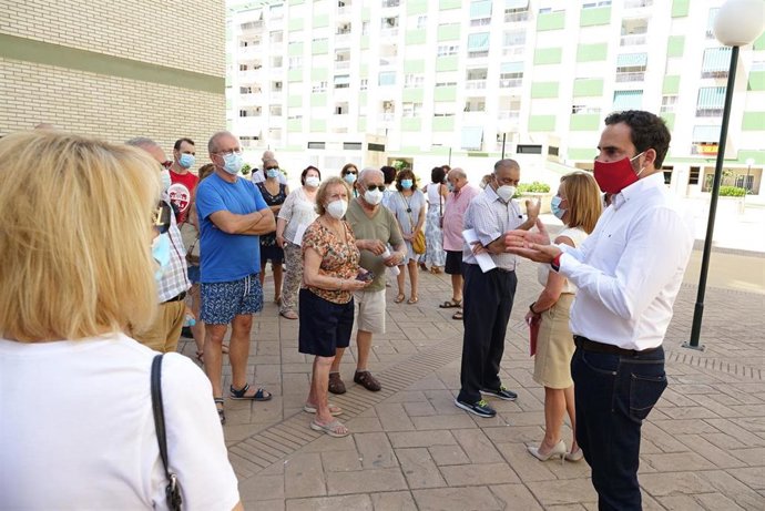 Los socialistas Daniel Perez y Begona Medina con vecinos de Tomas de Echevarria.