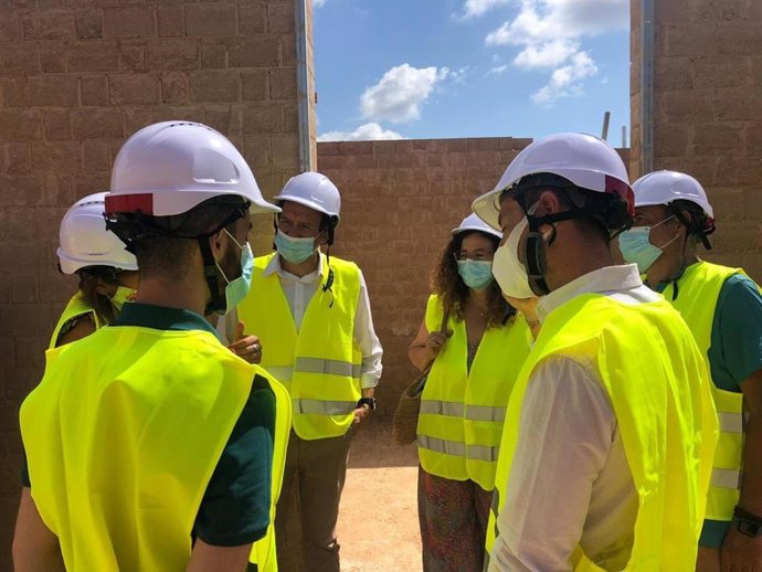 El conseller de Vivienda, Marc Pons, y el alcalde de Ibiza, Rafa Ruiz, durante una visita a unas viviendas