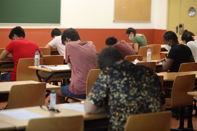 Estudiantes de las asignaturas troncales de la rama de Ciencias se examinan de las pruebas de la Evaluación de Acceso a la Universidad (EVAU)  en la Puerta del Aulario II del Campus de Móstoles de la Universidad Rey Juan Carlos, en Móstoles, Madrid.