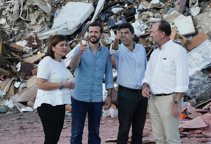 Pablo Casado, entre Isabel Bonig y Carlos Mazón, en Orihuela tras la DANA del pasado septiembre.