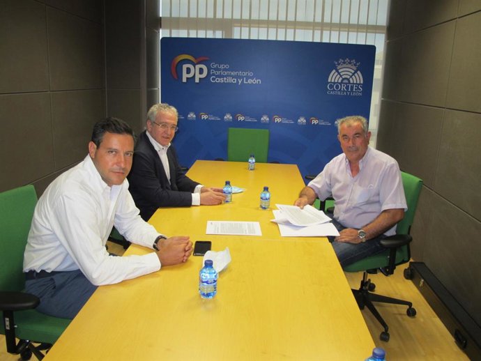 De la Hoz, Reguera y González, en la reunión de hoy.