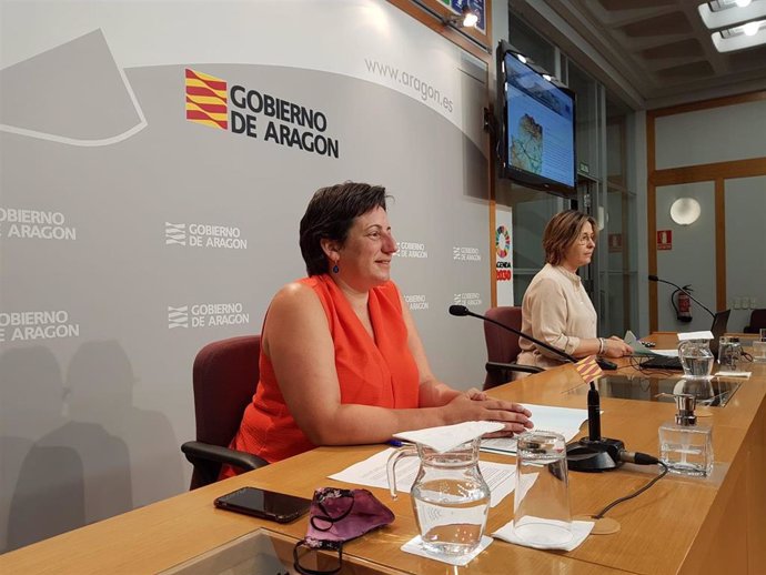 La directora general de Cambio Climático y Educación Ambiental del Gobierno de Aragón, Marta de Santos, y la jefa de Servicio de Cambio Climático y Educación Ambiental, Nélida García.