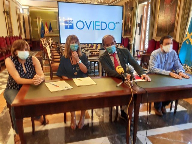 Rueda de prensa del portavoz del Grupo Municipal Socialista en Oviedo, Wenceslao López, con sus compañeros de partido.