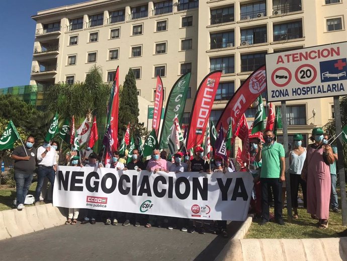 Imagen de este jueves de la concentración de personal ante el Hospital Regional de Málaga.