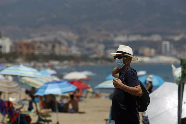 Bañistas disfrutan del día en la playa después que el gobierno andaluz decretara el uso de la mascarilla obligatorio en todos los espacios, en las imágenes dichos bañistas en la playa de la Misericordia. Málaga a 15 de julio del 2020