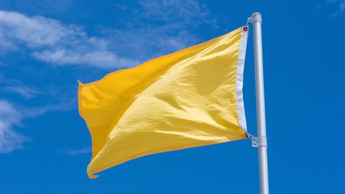 Bandera amarilla que pide precaución en el baño