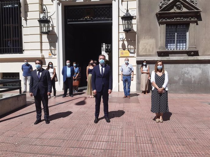 El delegado del Gobierno en Madrid, José Manuel Franco, ha presidido hoy a las 12 horas en la puerta principal de la sede de la Delegación el minuto de silencio en memoria de la mujer de 31 años, de nacionalidad rumana, víctima de violencia de género