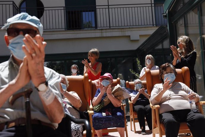 Residentes de la Residencia de Mayores Pablo Neruda aplauden durante el "Día de los Mayores", una celebración convocada por la Asociación de Víctimas del COVID-19. En Ciempozuelos, Madrid (España) a 28 de junio de 2020. 