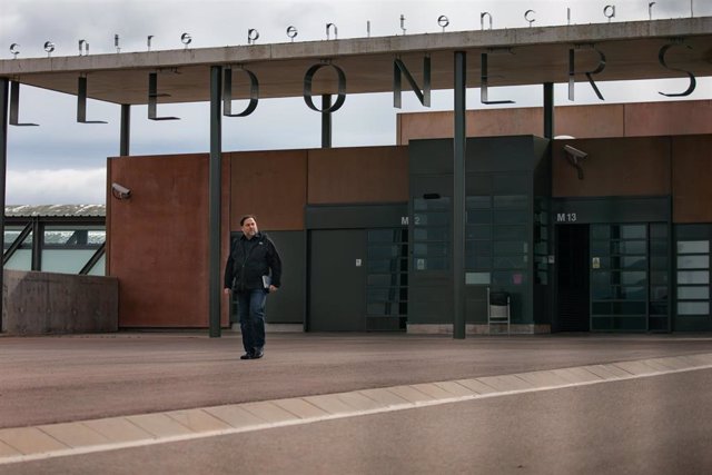 El líder de ERC, Oriol Junqueras, en el exterior de la puerta del Centro Penitenciario Lledoners, en Sant Joan de Vilatorrada (Barcelona, Cataluña, España), a 3 de marzo de 2020.