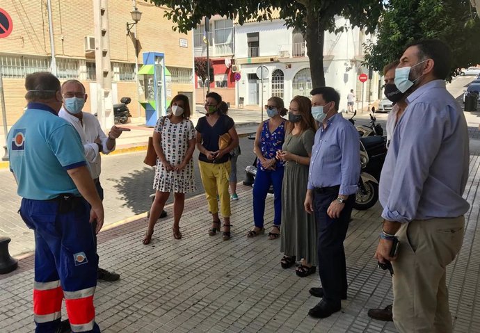 La secretaria general del PSOE de Sevilla, Verónica Pérez, y el alcalde de San Juan de Aznalfarache, Fernando Zamora, visitan el centro de salud Nuestra Señora de la Paz