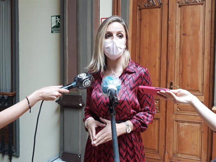 La delegada de la Junta en Almería, Maribel Sánchez, atiende a los medios