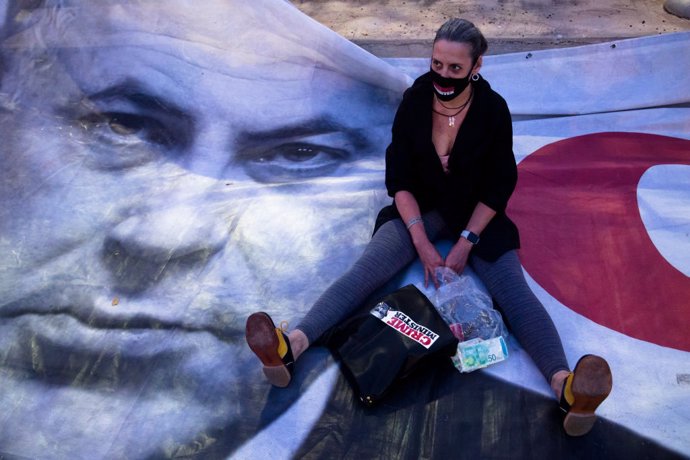 Un manidestante en una protesta contra Netanyahu en Tel Aviv