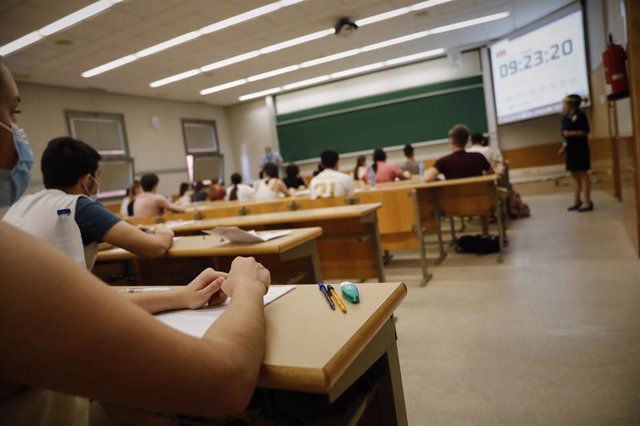 Estudiantes de las asignaturas troncales de la rama de Ciencias esperan a comenzar las pruebas de la Evaluación de Acceso a la Universidad (EVAU), en el Edificio Politécnico de la Universidad Alcalá de Henares, Madrid (España)
