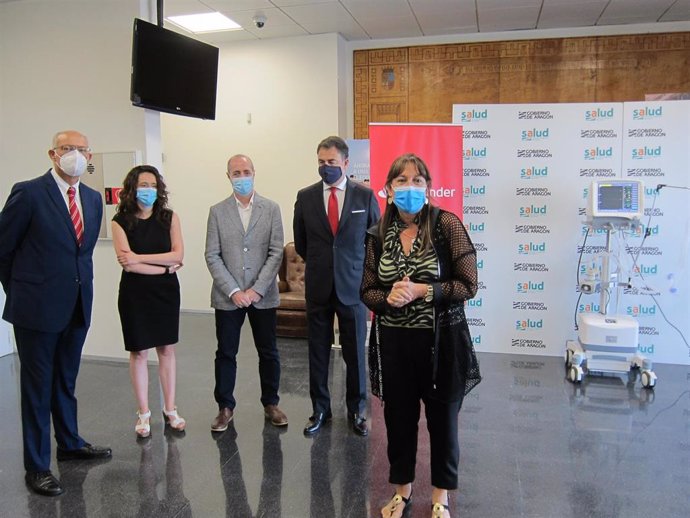 La consejera de Sanidad de Aragón, Sira Repollés, recibe dos respiradores donados por el Banco Santander a la Comunidad autónoma.