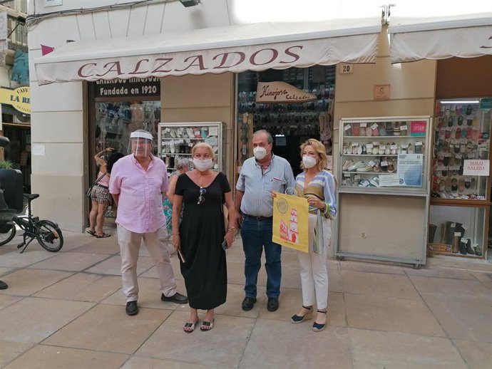 Carmen Sánchez Sierra, delegada de Economía de la Junta deAndalucía, en su visita a los pequeños comercios y artesanos de Málaga