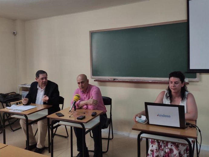 Los representantes de Andes, Juan Carlos López (I), José Aróstegui y Almudena Pavón.