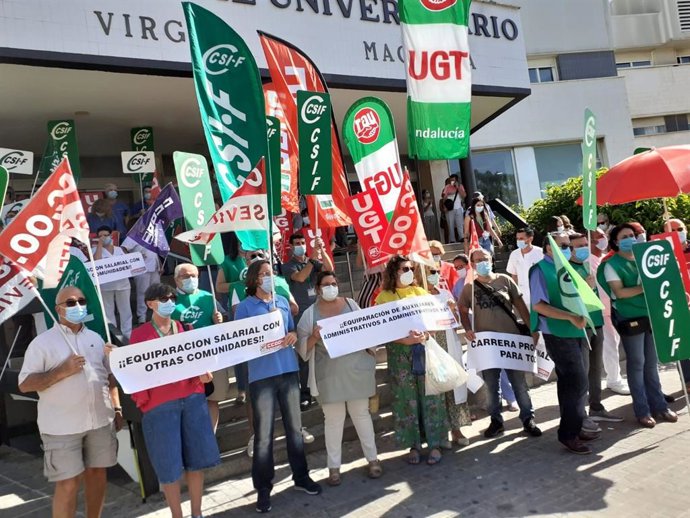 Imagen de este jueves de la concentración de personal sanitario en el Hospital Virgen Macarena de Sevilla.