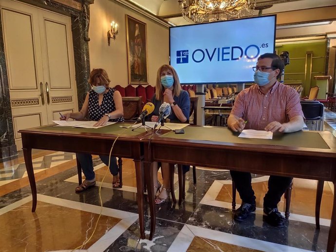 Los concejales del PSOE Ana Rivas, Marisa Ponga y Diego Valiño en rueda de prensa.
