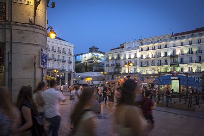 Lona de promoción turística en la Puerta del Sol de Madrid-.