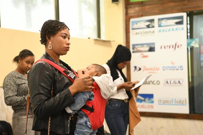 Personas de origen subsahariano y argelino que residen en el Centro de Estancia Temporal de Inmigrantes (CETI), son llevadas a la penínsulas en la mañana de este viernes como medida preventiva ante la crisis del cornavirus y así descongestionar el centr