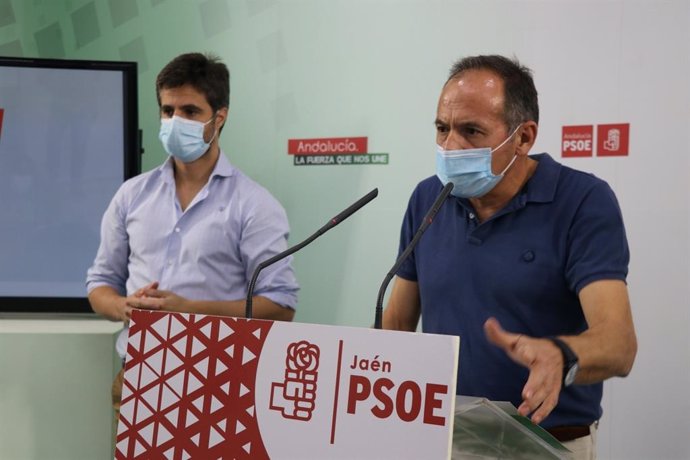 Luis Miguel Carmona, secretario de Educación del PSOE de Jaén. Y el parlamentario socalista Jacinto Viedma