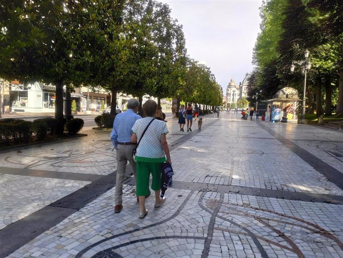Gente paseando por el Campo San Francisco de Oviedo durante la Fase 2 de la desescalada por el coronavirus.