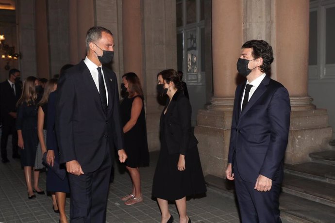 Fernández Mañueco saluda al Rey en el homenaje a las víctimas del Covid en el Palacio Real de Madrid.