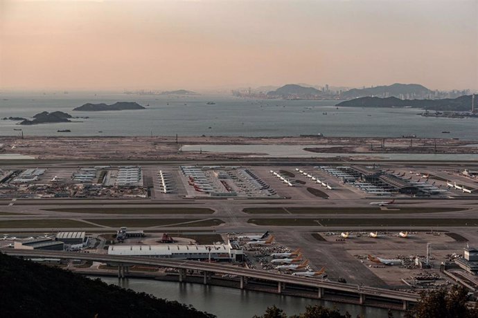 Vista general del aeropuerto de Hong Kong (Imagen de archivo)