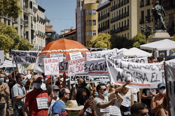 Una multitud de personas con carteles y pancartas se concentra para denunciar que El Rastro está "amenazado" bajo el lema 'Por la reapertura ya del Rastro de Madrid respetando a todos y cada uno de los titulares de los puestos de venta'.