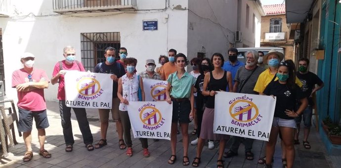 Miembros de Cuidem Benimaclet muestran carteles de rechazo al PAI promovido para el barrio por Metrovacesa.