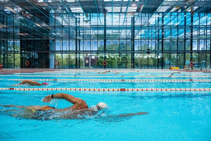 Varios nadadores federados entrenan, mediante cita previa y reserva de calle, días después del fin del estado de alarma, en una de las piscinas públicas del Complejo Deportivo Mendizorrotza, que a partir del día 1 de julio abrirá al público general, en 