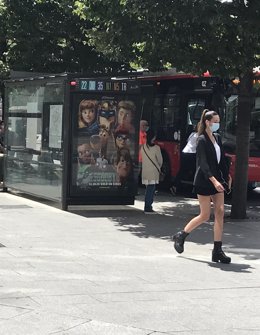 Una joven con mascarilla por la calle