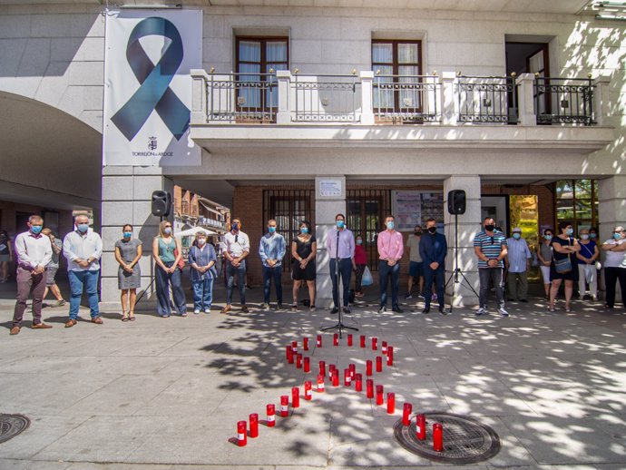 Miembros del Ayuntamiento de Torrejón guarda un minuto de silencia en repulsa por el asesinato machista conocido ayer en la localidad