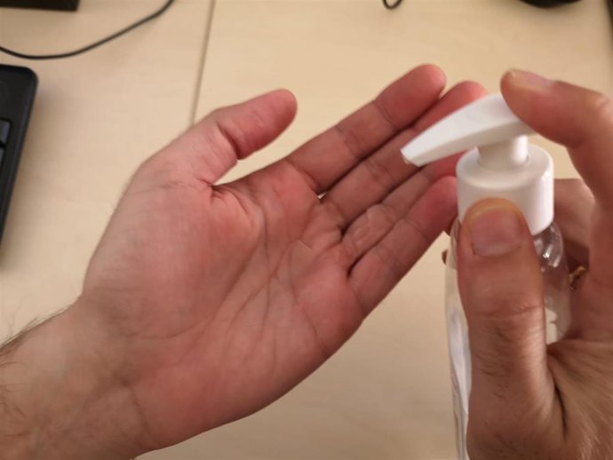 Una persona se aplica gel