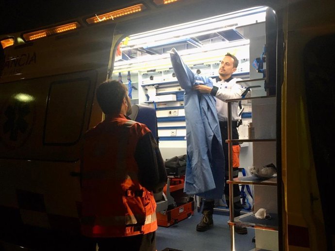 Un sanitario se prepara para atender a domicilio un posible caso de coronavirus.