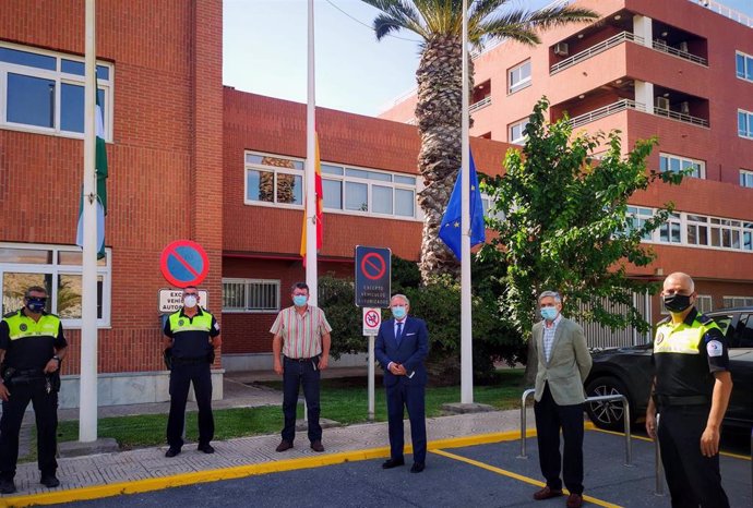 Izado de banderas en el Puerto de Almería