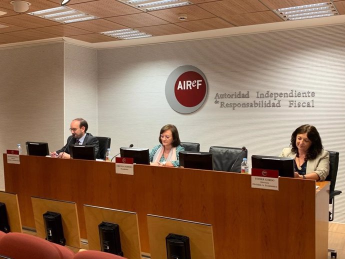 Imagen de la rueda de prensa ofrecida este jueves por la presidenta de la Airef, Cristina Herrero, en el centro de la imagen, para presentar el informe sobre ejecución presupuestaria, deuda pública y regla de gasto 2020.