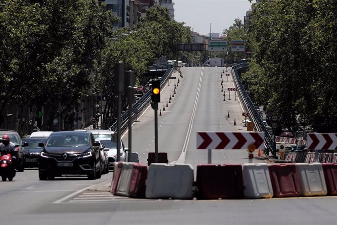 Tráfico junto al puente que une las calles de Joaquín Costa y Francisco Silvela sobre la glorieta de López de Hoyos y Príncipe de Vergara, cortado al tráfico, en Madrid (España), a 13 de julio de 2020. 