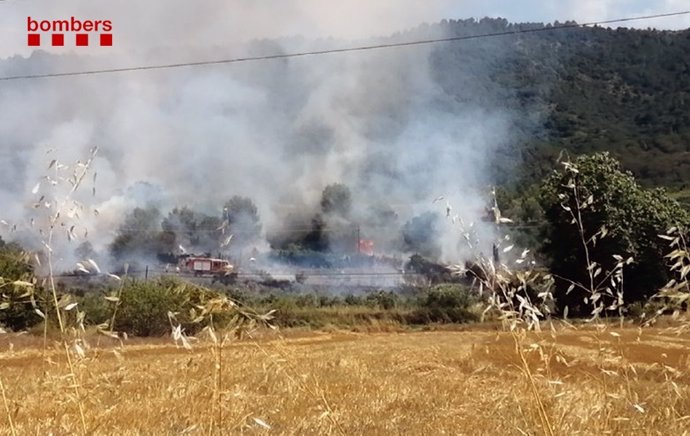 Incendio de terreno forestal y campos abandonados en l'Espluga de Francolí (Tarragona), el 16 de julio de 2020.