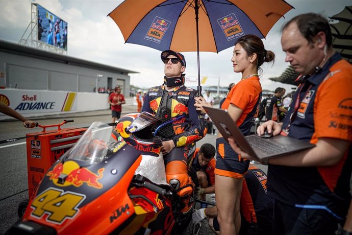 El piloto español Pol Espargaró, del Red Bull KTM Factory Racing, antes del Gran Premio de MotoGP en el circuito malayo de Sepang