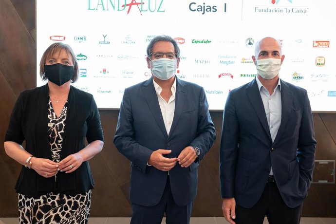 La directora territorial de CaixaBank en Andalucía Occidental y Extremadura, María Jesús Catalá, el presidente de la Fundación Cajasol, Antonio Pulido, y el presidente de Landaluz, Álvaro Guillén, este jueves en la presentación 'Andaluces Compartiendo'.