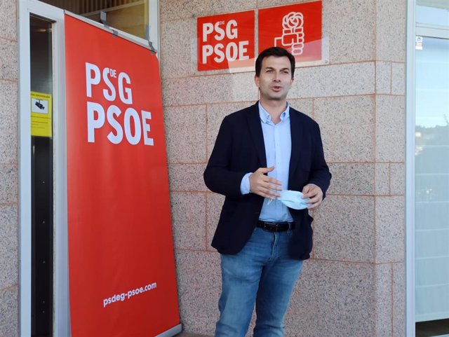 El secretario xeral del PSdeG, Gonzalo Caballero, en la sede del partido en Santiago