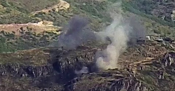 Lugar bombardeado por las fuerzas armenias tras un ataque de las fuerzas azeríes en la frontera entre ambos países