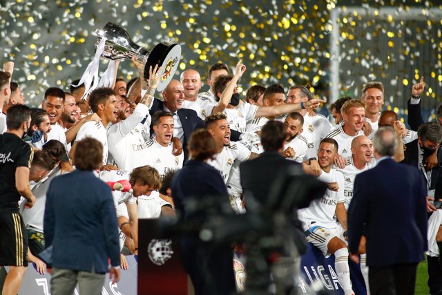 Players of Real Madrid celebrates the Liga Champions Title after winning the Liga match between Real Madrid and Villarreal CF at Alfredo Di Stefano Stadium on July 16, 2020 in Valdebebas, Madrid, Spain.